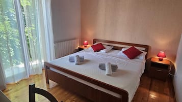 1 habitación, tabla de planchar con plancha, wifi gratis y ropa de cama