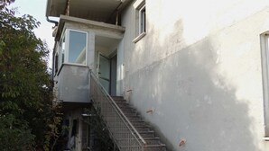 Ein mehrstöckiges Gebäude mit einer Treppe, die zu den oberen Stockwerken führt.
