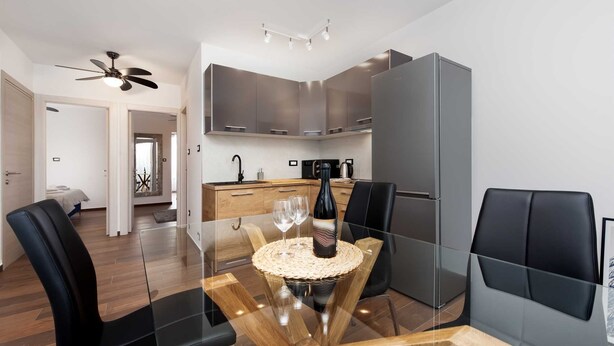 Una cocina moderna con zona de comedor.