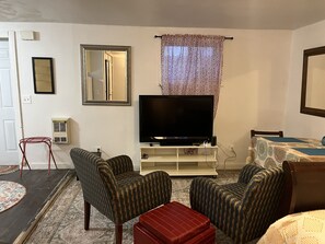 Living area - The Artist Guest Cottage - Tons of parking! 5 minute walk to Downtown Laramie! (Laramie)