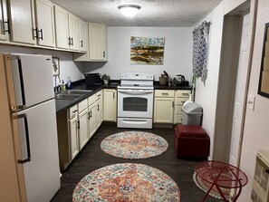 Private kitchen - The Artist Guest Cottage - Tons of parking! 5 minute walk to Downtown Laramie! (Laramie)