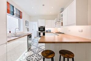 Køleskab, mikrobølgeovn, opvaskemaskine