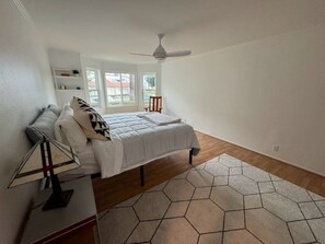 2 bedrooms, desk, WiFi, bed sheets