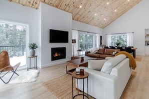 Fernseher, Kamin, Tischfußball, Tischtennisplatte