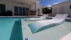 室外游泳池