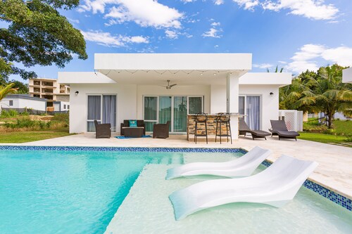 Villa with 2 br, 2.5 bath, pool, WiFi, grill, gate community, Netflix