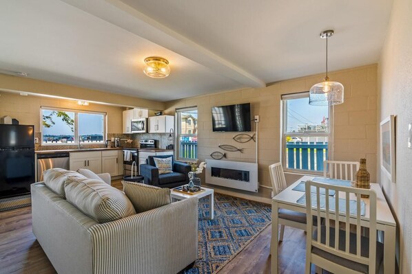 Smart TV, DVD player - Water view, beach access, WIFI. PCB (Blaine)