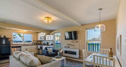 Water view, beach access, WIFI. PCB