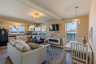 Water view, beach access, WIFI. PCB
