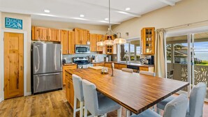 Una cocina moderna con armarios de madera, electrodomésticos de acero inoxidable y una isla grande con asientos.