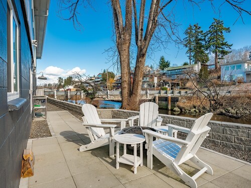 Creekside Studio- right across from the Beach.