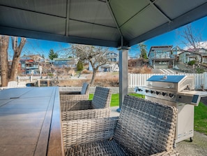 Outdoor dining - Creekside Studio- right across from the Beach. (Birch Bay)