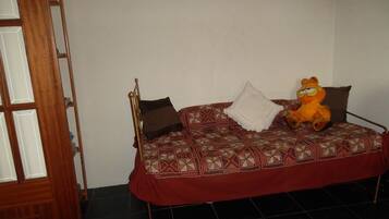 1 dormitorio, escritorio, tabla de planchar con plancha y wifi