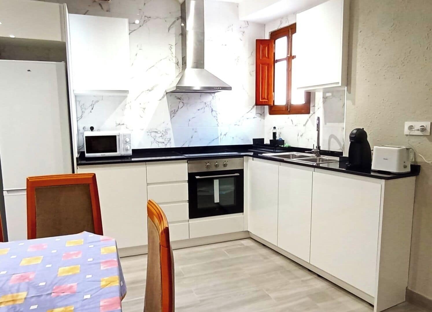 Kjøleskap, mikrobølgeovn, ovn og kaffetrakter/tekoker