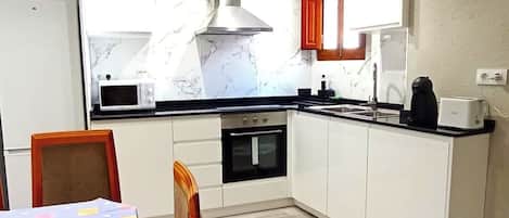 Een koelkast, een microgolfoven, een oven