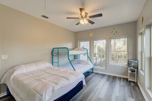 5 bedrooms, iron/ironing board, free WiFi, bed sheets - 5 BR House Pet Friendly | Epic View | Port of Yall (Baldwin County)