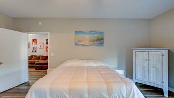 5 bedrooms, iron/ironing board, free WiFi, bed sheets