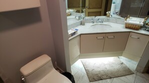 Een haardroger, handdoeken, zeep, toiletpapier