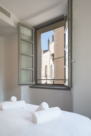 1 habitación, tabla de planchar con plancha y cuna de viaje 