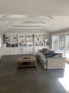 Interior - Beautiful 5 bedroom Darien house with pool (Darien)