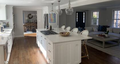 Beautiful 5 bedroom Darien house with pool