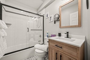 Sèche-cheveux, serviettes fournies