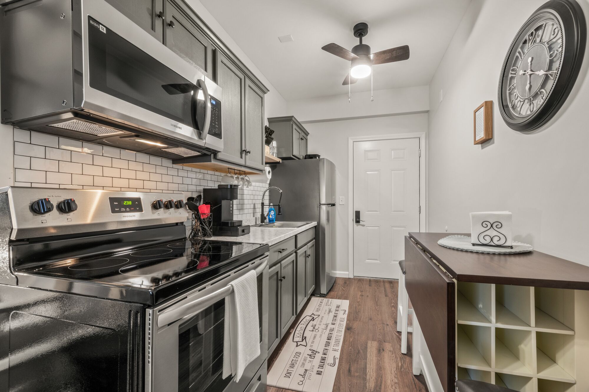 Frigorifero, microonde, forno, piano cottura