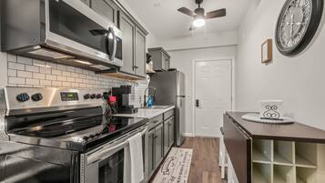 Frigorifero, microonde, forno, piano cottura