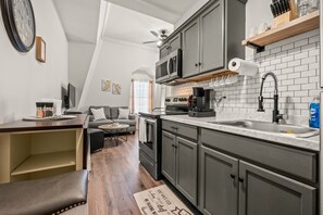 雪櫃、微波爐、焗爐、爐具