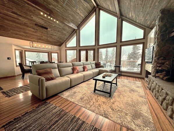 Smart TV, fireplace - Mountain Cabin w/VIEWS in Brian Head, Utah! Fun to be had Winter, Summer & Fall! (Brian Head)