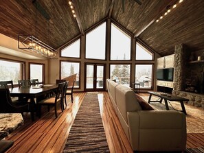 Smart TV, fireplace - Mountain Cabin w/VIEWS in Brian Head, Utah! Fun to be had Winter, Summer & Fall! (Brian Head)