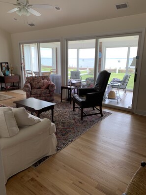 Smart TV - WATERFRONT, PRIVATE SANDY BEACH ON PECONIC BAY (South Jamesport)