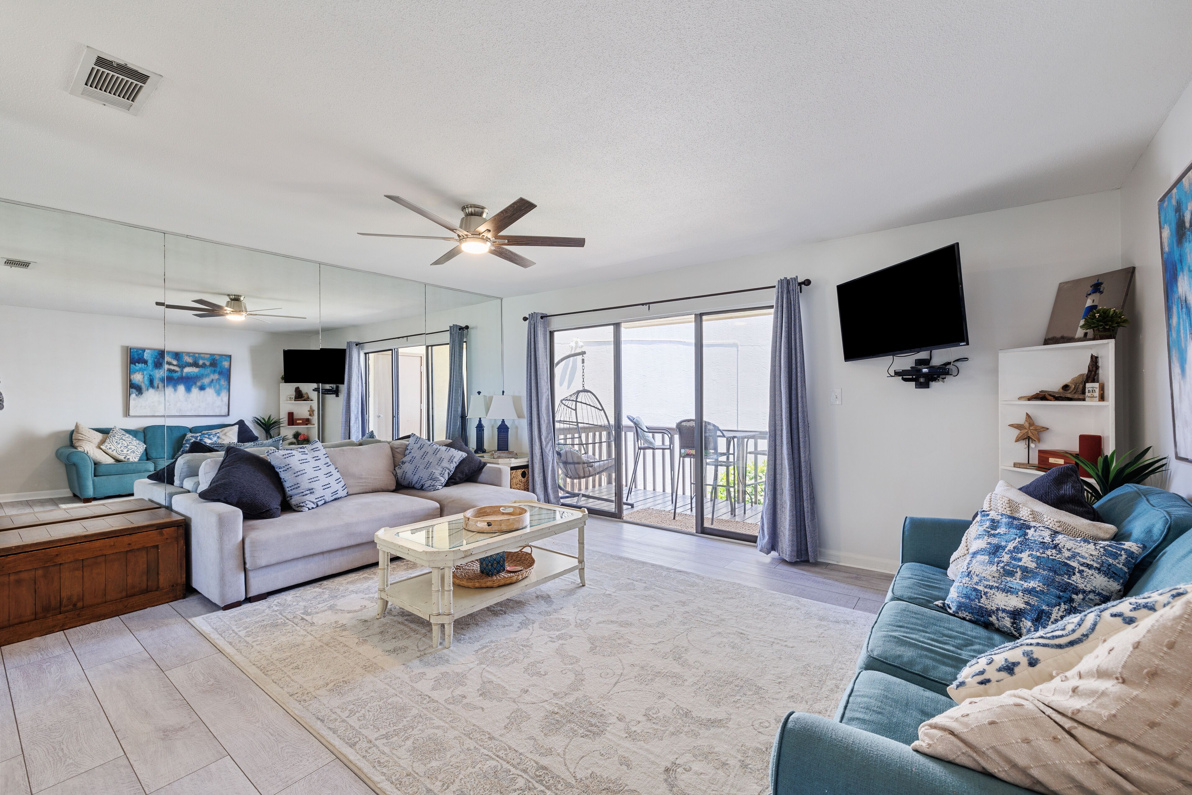 Smart TV, DVD player, livros