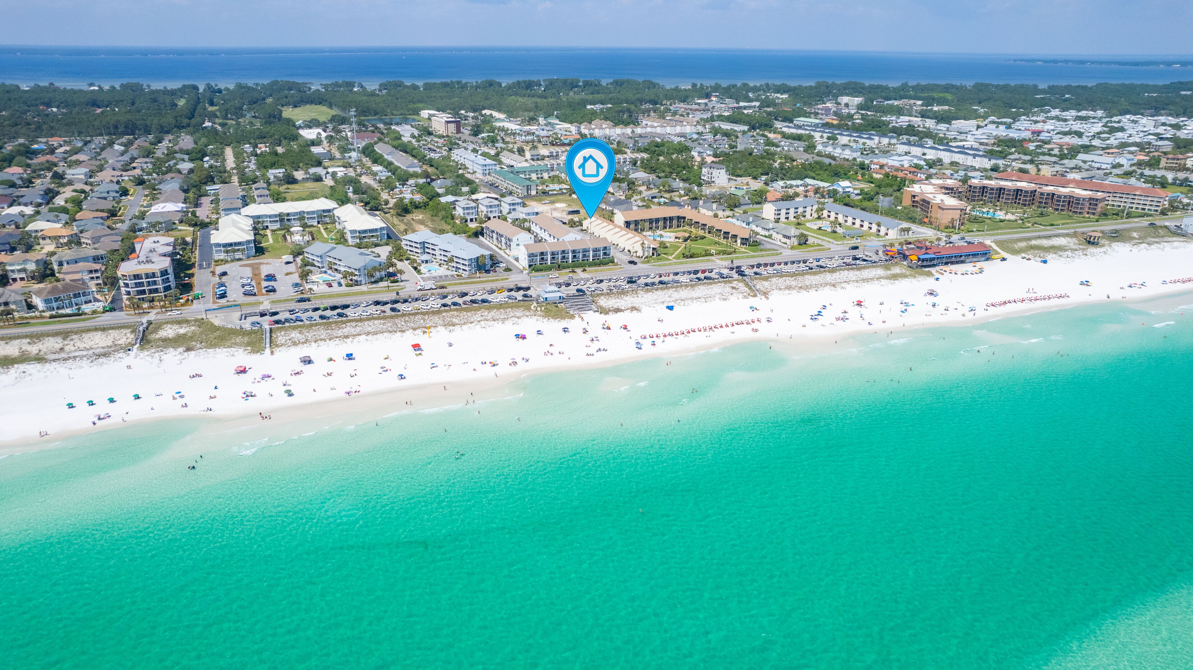 Nær stranden, solsenger og strandhåndklær