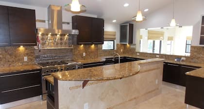 Luxury Riverfront Home Pool Dock 20 Min To beach 15 Min to Mets Stadium Pets OK