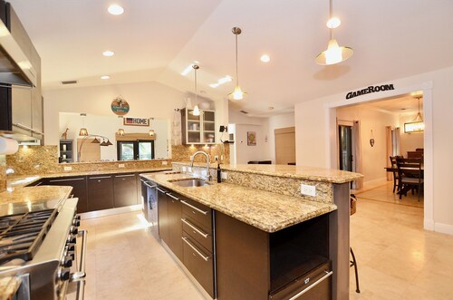 Luxury Riverfront Home Pool Dock 20 Min To beach 15 Min to Mets Stadium Pets OK