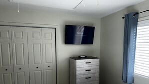 Makuuhuoneessa on sänky, lipasto, televisio ja vaatekaappi.