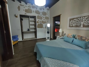 1 habitación, tabla de planchar con plancha, wifi y ropa de cama