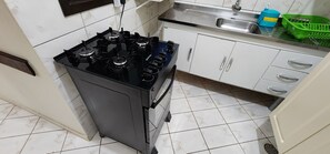 Micro-ondes, four, plaque de cuisson, blender