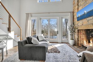 Smart TV, fireplace, books - The Roundtop Chalet romantic couple’s getaway (Wrightsville)