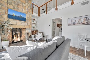 Smart-TV, Kamin, Bücher
