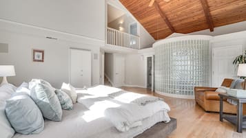 3 bedrooms, desk, iron/ironing board, travel crib