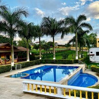 Una piscina al aire libre