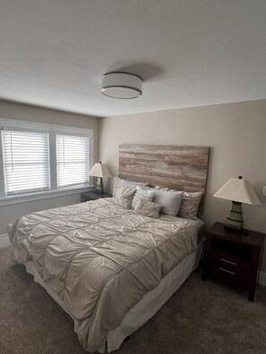 3 bedrooms, free WiFi, bed sheets - Updated cozy home just two blocks from downtown Wisconsin Dells. (Wisconsin Dells)