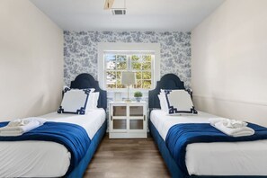 3 habitaciones, tabla de planchar con plancha y cuna de viaje 