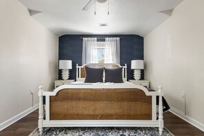 3 habitaciones, tabla de planchar con plancha y cuna de viaje 