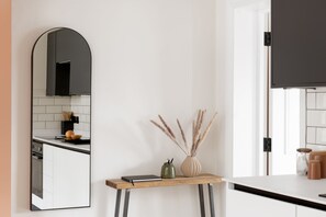 Kühlschrank, Mikrowelle, Ofen, Wasserkocher mit Kaffee-/Teezubehör
