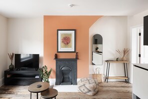 テレビ、書庫、ステレオ