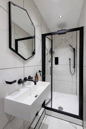 Douche, séchoir à cheveux, serviettes fournies, savon