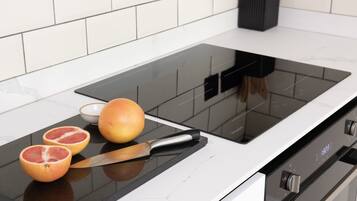 Jääkaappi, mikroaaltouuni, uuni, kahvin-/teenkeitin